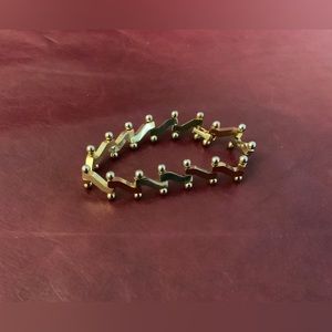 CHUNKY GOLD TONE STAIR STEP LINK BRACELET..